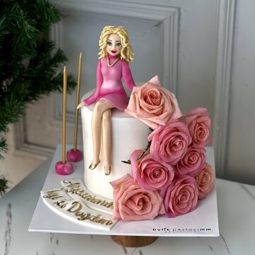 Çiçekli Kişiye Özel Figürlü Pasta