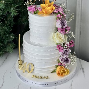 Çiçekli Kremalı Nişan Pastası