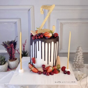 Çikolata Akıtmalı Harf Detaylı Pasta