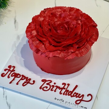 Kırmızı Gül Şeklinde Kremalı Simli Pasta