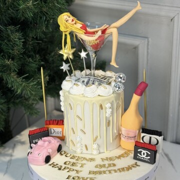 Kadehte Oturan Kız Tasarımlı Pasta