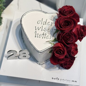 Kalpli Kırmızı Güllü Pasta