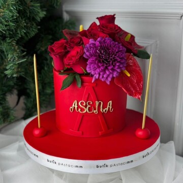 Kırmızı Çiçek Demetli Pasta