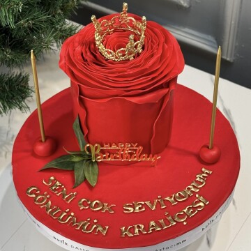 Kırmızı Taçlı Tasarım Pasta (Gül Dizayn)