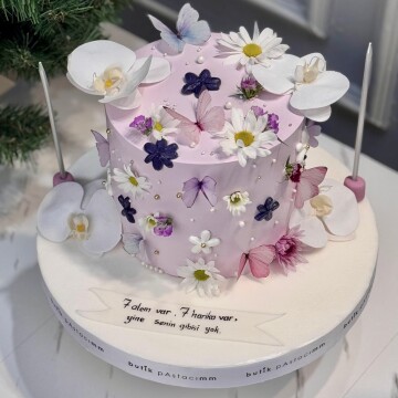 Krema Çiçek Detaylı Kelebekli Tasarım Pasta