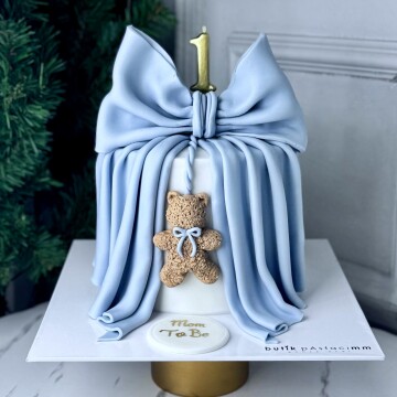 Mavi Kurdeleli Bir Yaş Pastası