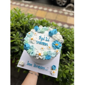 Mavi Renkli Çiçek Dekorlu Yazılı Pasta