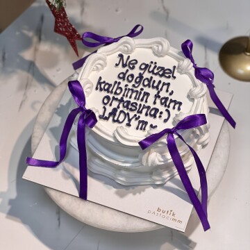 Mor Kurdeleli Yazılı Pasta