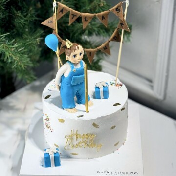 Mum Üfleyen Çocuk Figürlü Bir Yaş Pastası