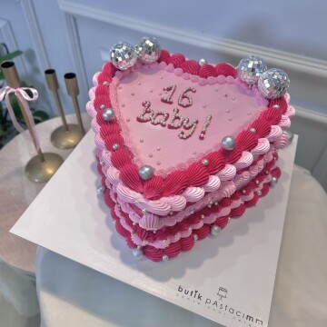 Pembe Disco Topu Detaylı Kalpli Pasta