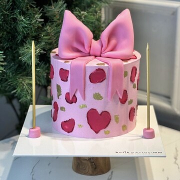 Pembe Kırmızı Leopar Süslemeli Kurdeleli Pasta