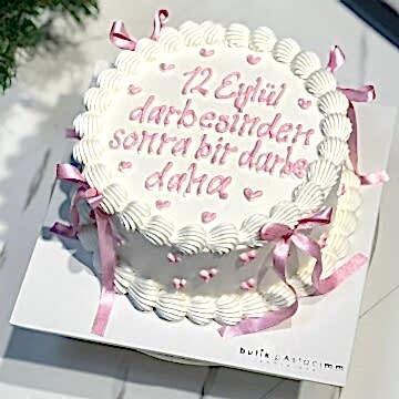 Pembe Kurdele Detaylı Mini Kalpli Yazılı Pasta