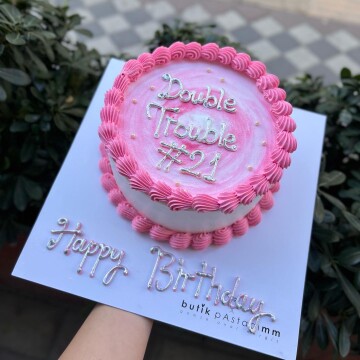 Pembe ve Silver Detaylı Yazılı Pasta