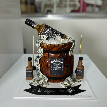 Şişe Kovası Tasarımlı Pasta