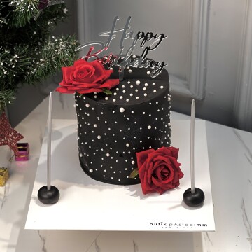 Siyah İncili Simli Gül Detaylı Tasarım Pasta