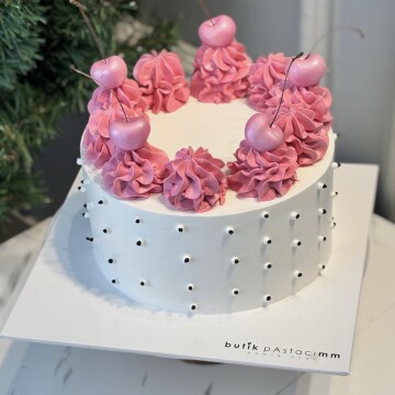 Süslü Pembe Kremalı Kirazlı Pasta