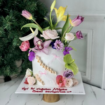 Trend Karışık Çiçekli Tasarım Pasta (Beyaz-2)