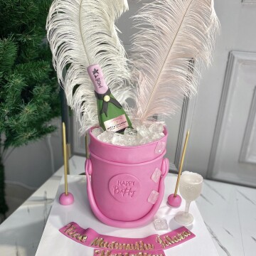 Tüylü Pembe Kova Tasarımlı Pasta