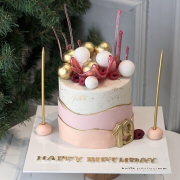 Üç Renkli Özel Tasarım Pasta