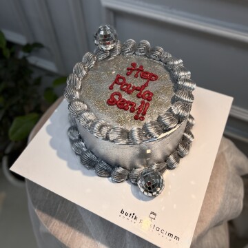 Üfleyince Etrafa Sim Dağılan Pasta