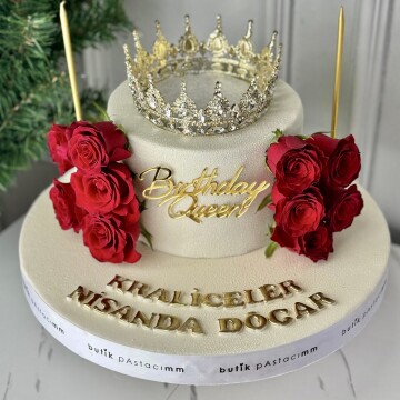 Üfleyince Etrafa Sim Saçılan Kırmızı Güllü Taçlı Pasta (Simli Pasta Üfleme)