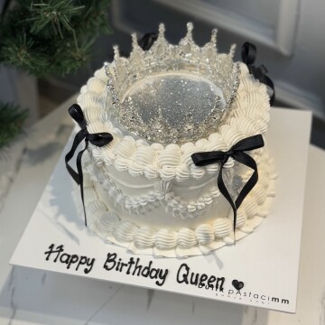 Üfleyince Etrafa Sim Saçılan Kurdeleli Taçlı Pasta (Simli Pasta Üfleme)