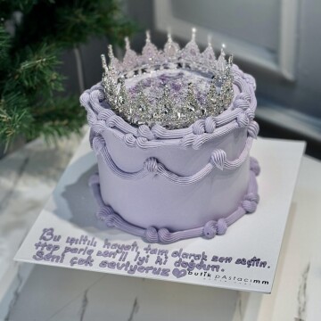 Üfleyince Etrafa Sim Saçılan Lila Taçlı Pasta (Simli Pasta Üfleme)