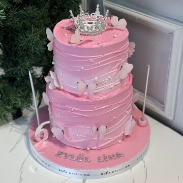 Üfleyince Etrafa Sim Saçılan Pembe Kelebekli Taçlı Pasta