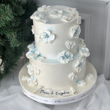 Zarif Çiçek Tasarımlı Nişan Pastası